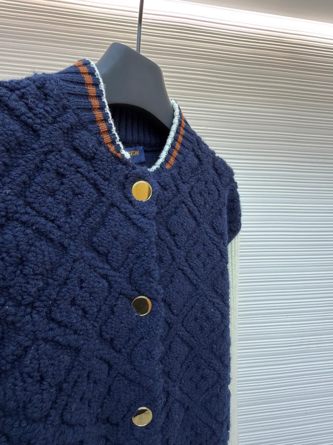 LOUIS VUITTON SKI ski series color-blocked striped baseball long-sleeved jacket ●Original version: purchased and developed for 22999 ●Item number: 1682091-D35 ●Fabric: wool blended fabric ●Technology: knitted ●Color: blue and white ●Version: fitted version ●Weight: about 1070 grams ●Size: S-M-L-XL ●Description: This Louis Vuitton color-blocked knitted cardigan uses a three-dimensional cable knitting process to create the main body. It uses high-count merino wool blended fabrics and uses a double needle bed knitting machine to create a concave and convex rhombus texture. The knitting density reaches 32 needles per square centimeter, making the texture both three-dimensional and soft. The main body of the body is made of navy blue fixed-spun yarn, which has been washed and fixed three times to effectively prevent fading. The sleeves are made of off-white vertical pit rib knitting, and the single-strand yarn twist is controlled at 800 twists/meter to ensure resilience and fit. The metal snaps are made of custom-made brass and have been treated with gold-plated glaze sealing. The contrasting ribs on the collar and hem are intarsia woven, accurately matching the proportions of the brand's classic three-color webbing. The cuffs also have a hidden laser-engraved brand logo. The overall process combines traditional knitting techniques with modern precision, and the details are full of craftsmanship. The overall wiring is straight and delicate, the fabric is comfortable and soft, and the color is consistent without color difference. It can be matched with the same style to create a fashionable look and control various occasions. Customized accessories, complete with three standards, same style for men and women!
